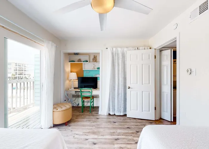 Beachfront With Furnished Waterfront Deck Balcony & Ac *