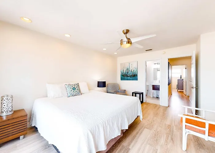 Beachfront With Furnished Waterfront Deck Balcony & Ac Holiday home *