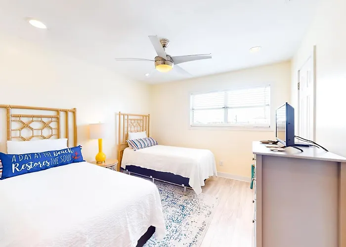 Beachfront With Furnished Waterfront Deck Balcony & Ac *